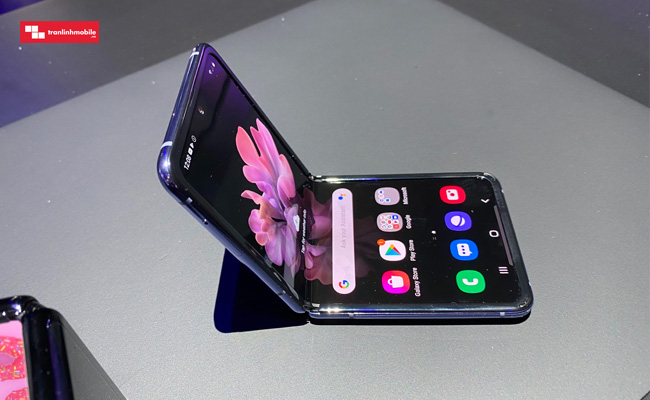 Galaxy Z Flip ra mắt: Gập vỏ sò, màn hình kính dẻo, có nếp nhăn, giá 32 triệu