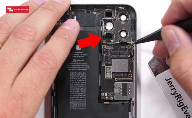 iPhone 11 Pro Max bị bắn thủng lỗ vẫn hoạt động bình thường